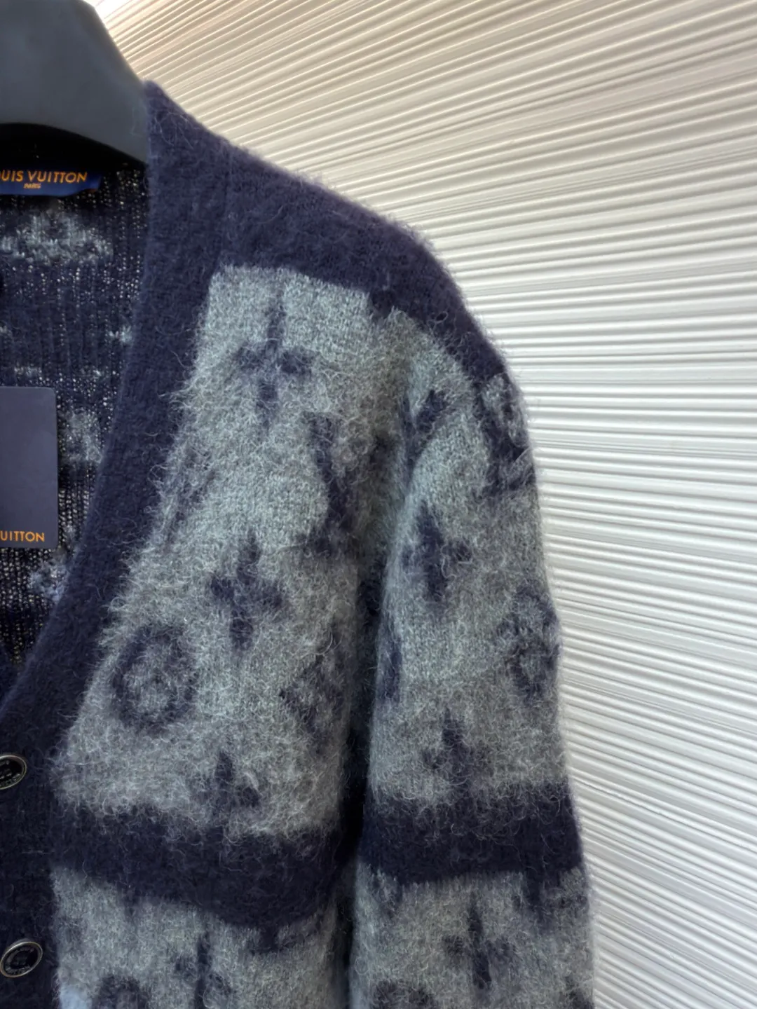 LOUIS VUITTON gradient mohair cardigan ●Original version: Purchased and developed by 16489 ●Item number: 1681020-C75 ●Fabric: mohair fabric ●Technology: knitting ●Version: loose fit ●Weight: about 575 grams ●Size: XS-S-M-L ●Description: Custom-woven mohair 67% + nylon 28% + sheep wool 5% yarn, purchased rich and finely ground mohair, imported Stoll weaving, full body alignment and stripe stitching, with black and white gray tones to highlight the full Monogram For the pattern, the mohair has been washed and naturally milled. After the shirt is woven, you need to manually remove the dotted lines that hang the hair, draw the knots and sew them. After sewing, wash and iron them to shape, then remove the clamps and catch the hair, wash it after catching it, and finally catch the hair again to achieve the same wool feel and effect as ZP. The process is very complicated. The overall wiring is straight and delicate, the fabric is comfortable and soft, and the color is consistent without color difference. It can be matched with the same style to create a fashionable look and control various occasions. Customized accessories, complete with three standards, same style for men and women!